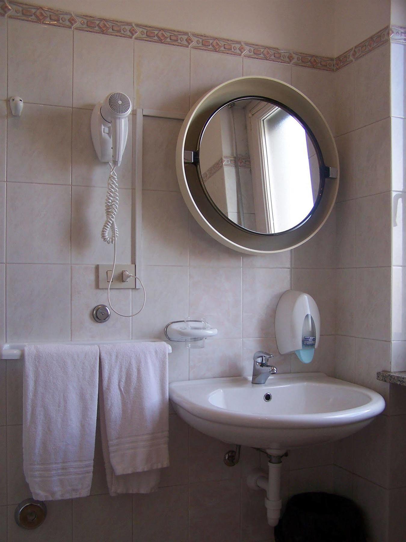 Hotel Ristorante La Torretta Bianze ภายนอก รูปภาพ